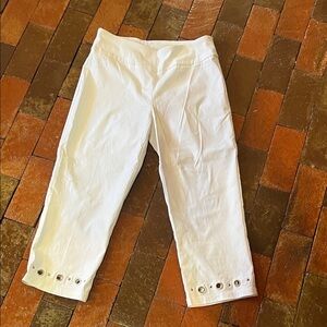 New Directions size 8 white capris stretch